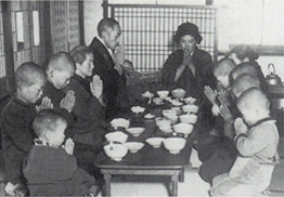 写真：昭和23年頃の食事風景